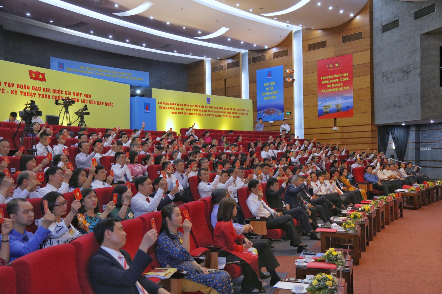 Không ngừng củng cố và nâng cao uy tín của Tập đoàn Dầu khí Việt Nam khong ngung cung co va nang cao uy tin cua tap doan dau khi viet nam